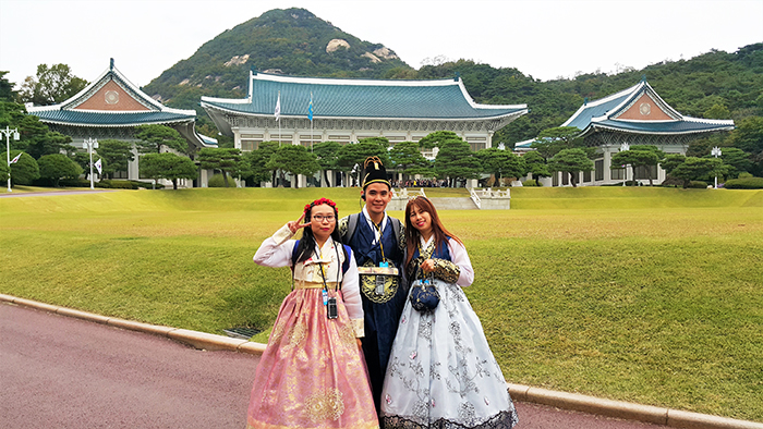 Korea.net Honorary Reporter Lalien Guillen Park (left) poses for a photo with her friends during a tour at Cheong Wa Dae.